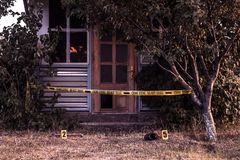 cinta de la escena del crimen cerca casa 128540168
