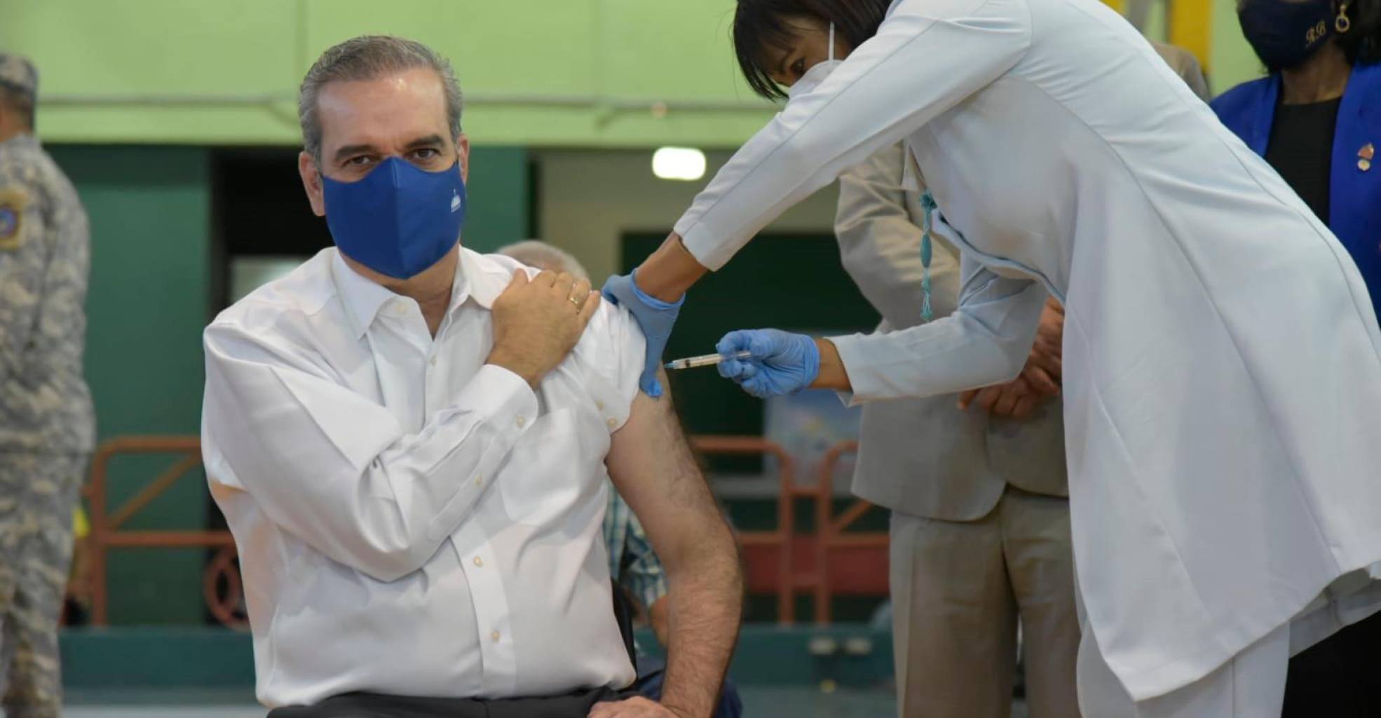luis abinader recibe su primera dosis de la vacuna contra el convid foto dania acevedo 16317661 20210505113942
