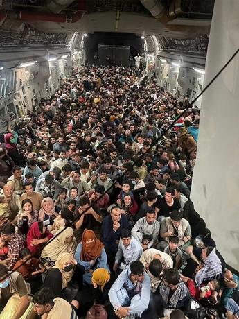 la huida de kabul afganos provocan caos en el aeropuerto