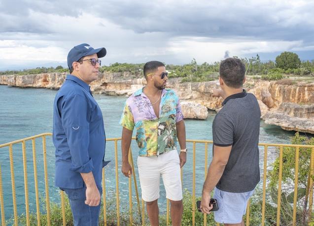 romeo santos muestra interes en proyectos turisticos en pedernales
