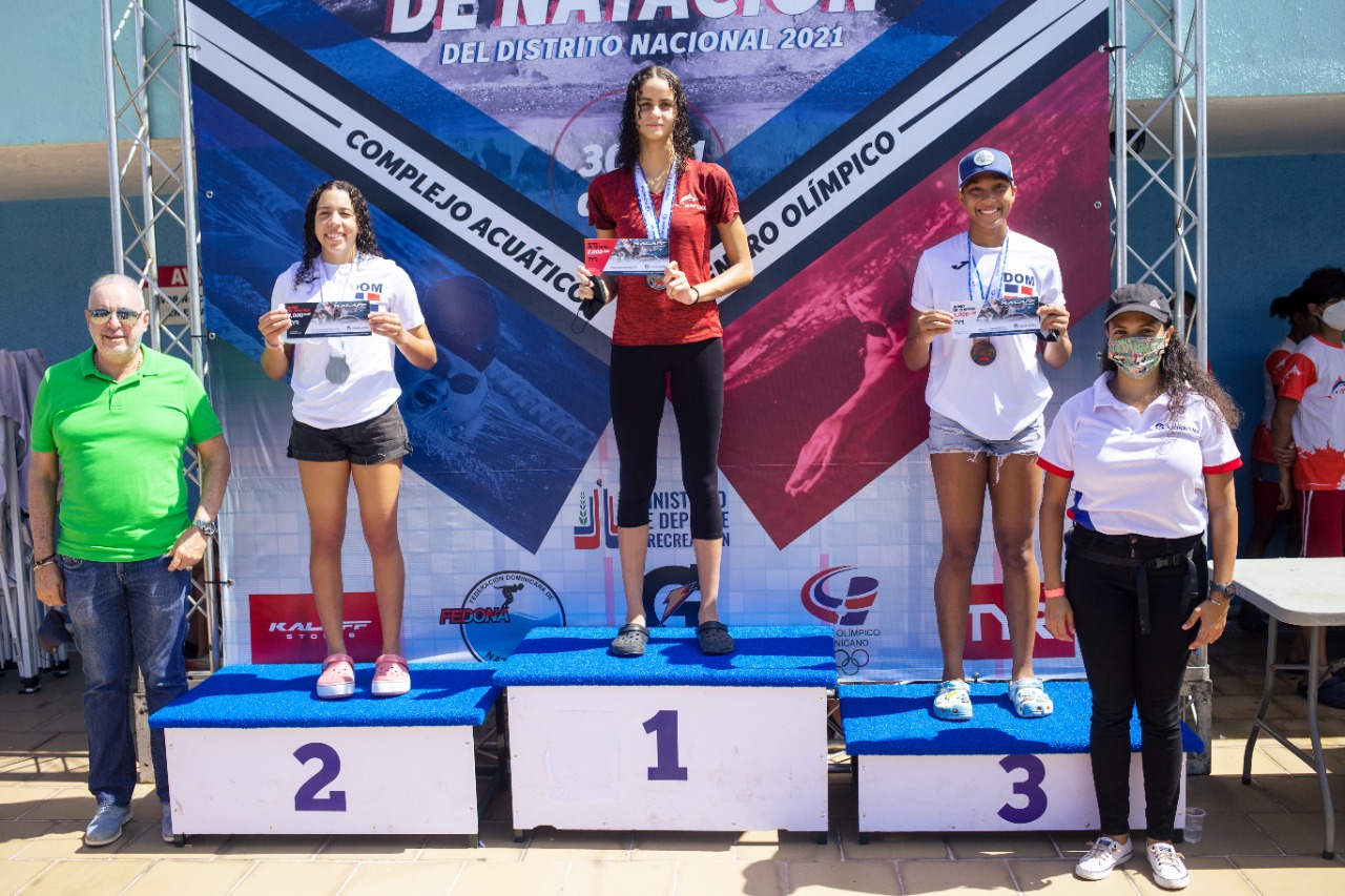 Desde la izquierda las atletas Camila de la Rosa Elizabeth Jimenez y Alejandra Santana premiadas por Radhames Tavarez presidente de la Fedona y Karla Cordero miembro de la Asonadina.