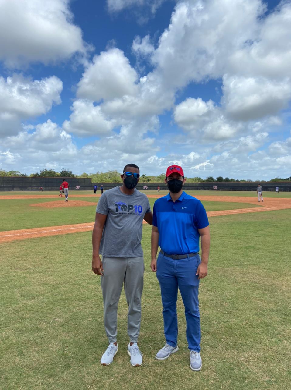 Luis Evangelista y Yerik Perez de la oficina de MLB en RD