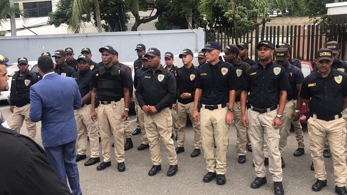 policia prohibe uso de uniforme del dicrim a agentes cuando esten fuera del servicio