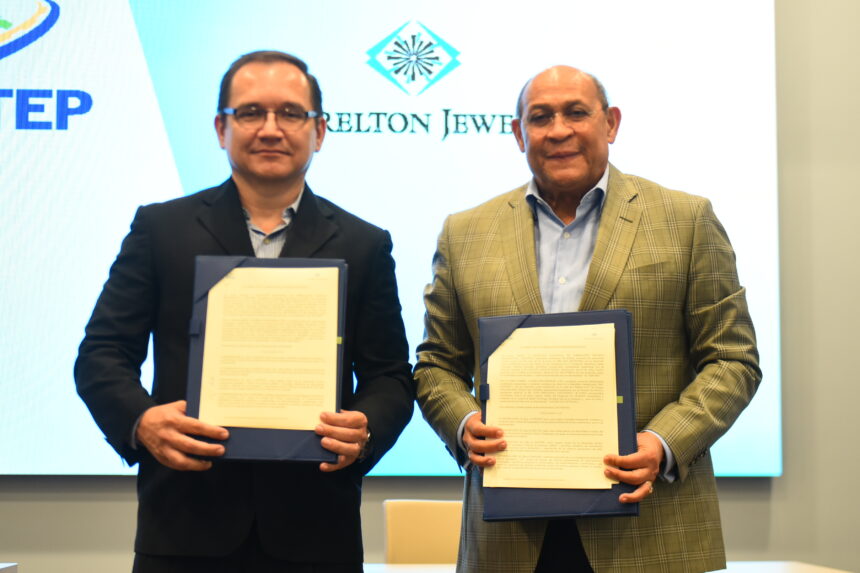Director general de Laurelton Jewelry Fernando Castanedas y Rafael Santos Badia director general de INFOTEP luego de la firma del acuerdo