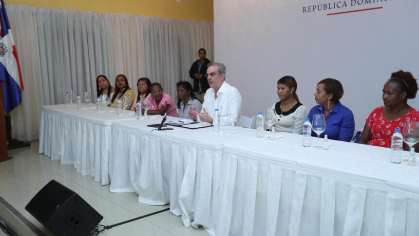 Presidente Abinader reunion mujeres en San Juan 1