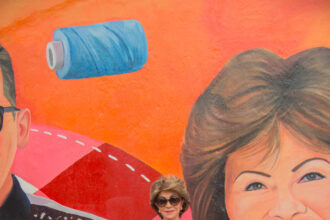 1 Irina de Fernandez posa junto a su mural y retrato.