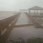 Muelle turistico de Miches en momento en que era batido por el oleaje y el viento este lunes 19 septiembre 2022