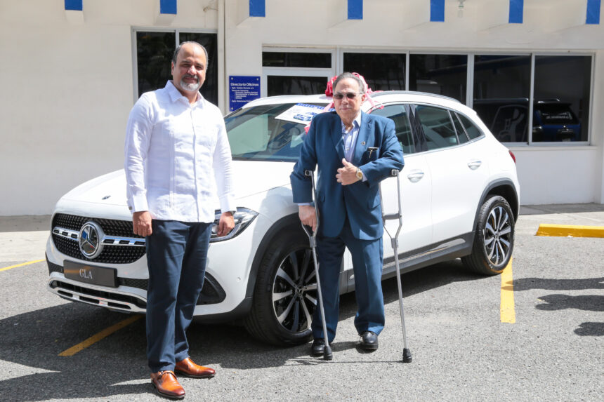 Pedro Ruiz Gerente de ventas Autozama y Celso Marranzini Presidente de la ADR junto a Jeepeta