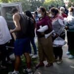 texas manda buses con centenar de migrantes a la residencia de kamala harris 110686