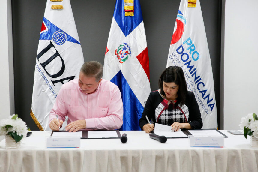 Durante la firma acuerdo entre IDAC y ProDominicana