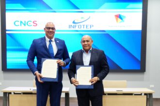 Rafael Santos Badia director general del INFOTEP y Juan Gabriel Gautreaux director ejecutivo del CNCS firmaron un acuerdo de colaboracion interinstitucional