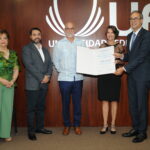 Isabel y Ricardo Esteban reciben el reconocimiento a Halka Industrial como empresa de innovación en el sector belleza