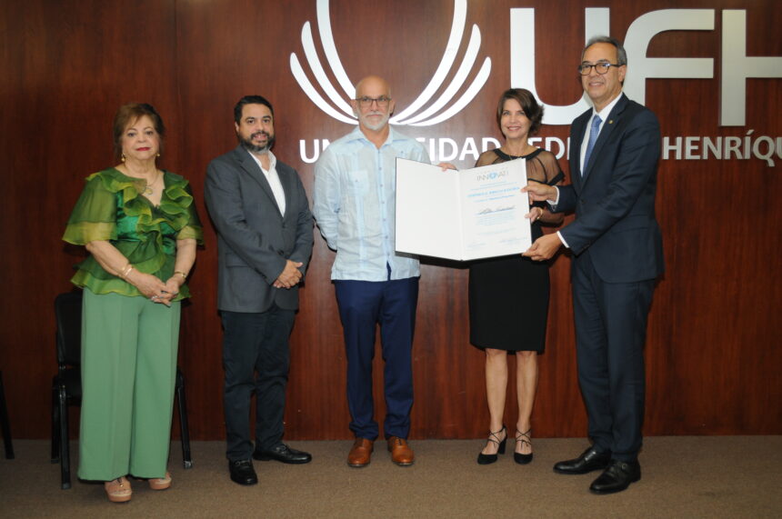 Isabel y Ricardo Esteban reciben el reconocimiento a Halka Industrial como empresa de innovación en el sector belleza