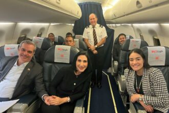 El presidente Luis Abinader y la primera dama Raquel Arbaje durante el vuelo de Sky High hacia Miami 1