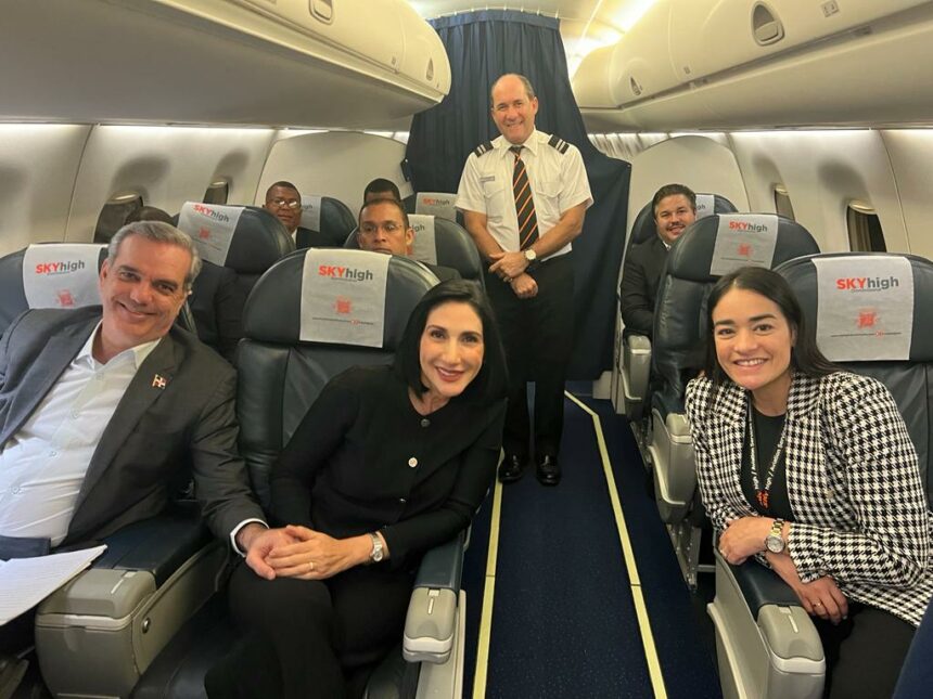 El presidente Luis Abinader y la primera dama Raquel Arbaje durante el vuelo de Sky High hacia Miami 1