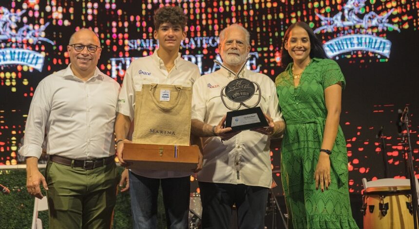 Diego y Domingo Viyella lograron que la lancha Grace consiguiera el primer lugar en la categoria Semi Pro. Reciben de Silvano Suazo y Luisa Jimenez ejecutivos de la Marina Cap Cana