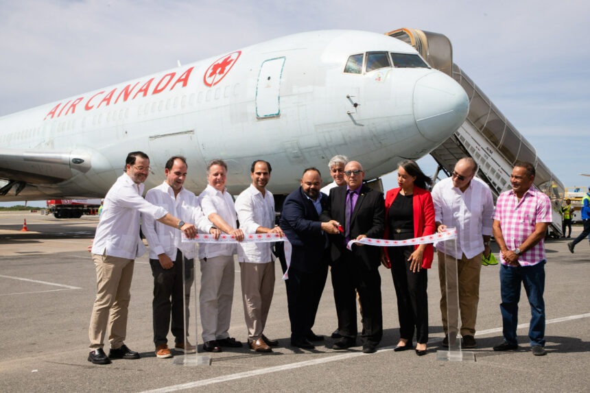 Ejecutivos de Air Canada Cargo y Aeropuerto Internacional de Punta Cana durante el corte de cinta