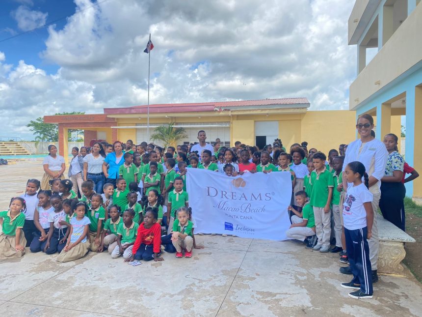 Charla de Medio Ambiente en la Escuela Basica Camila Enriques Urena por el Dreams Macao Punta Cana