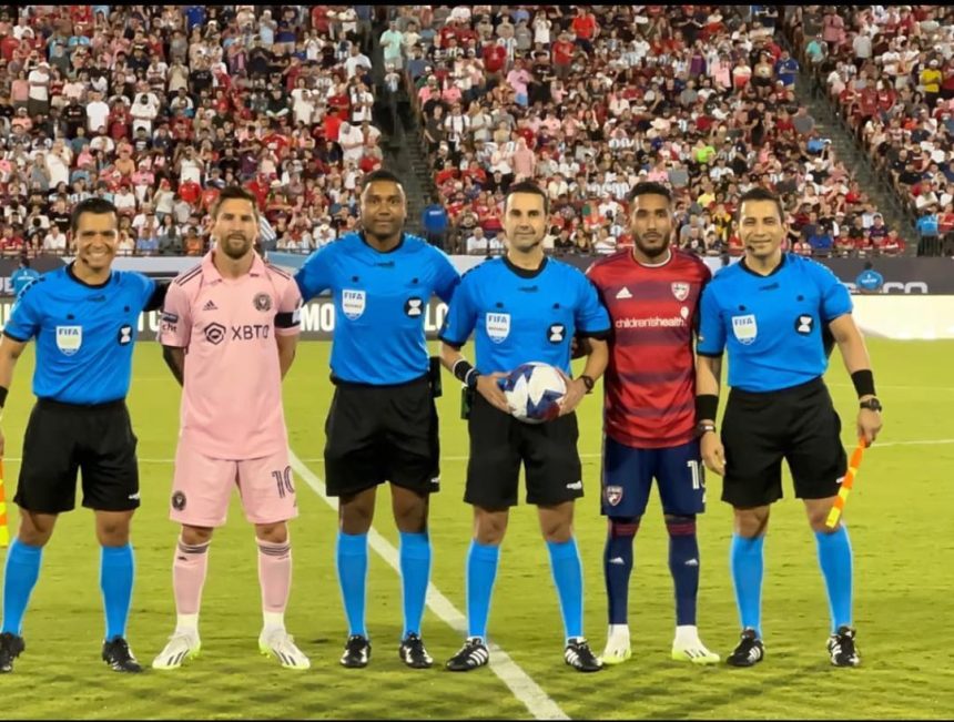 El arbitro dominicano Randy Encarnacion a la izquierda de Lionel Messi en un partido de Leagues Cup de Concacaf 2023