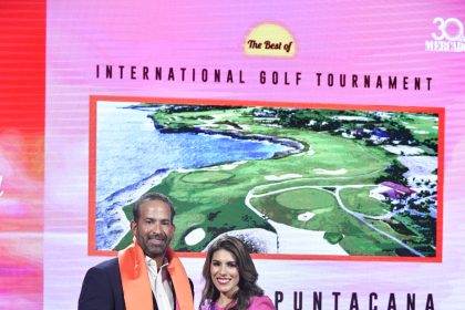 Hiram Silfa director de Campos de Golf en Puntacana Resort Club recibiendo el galardon