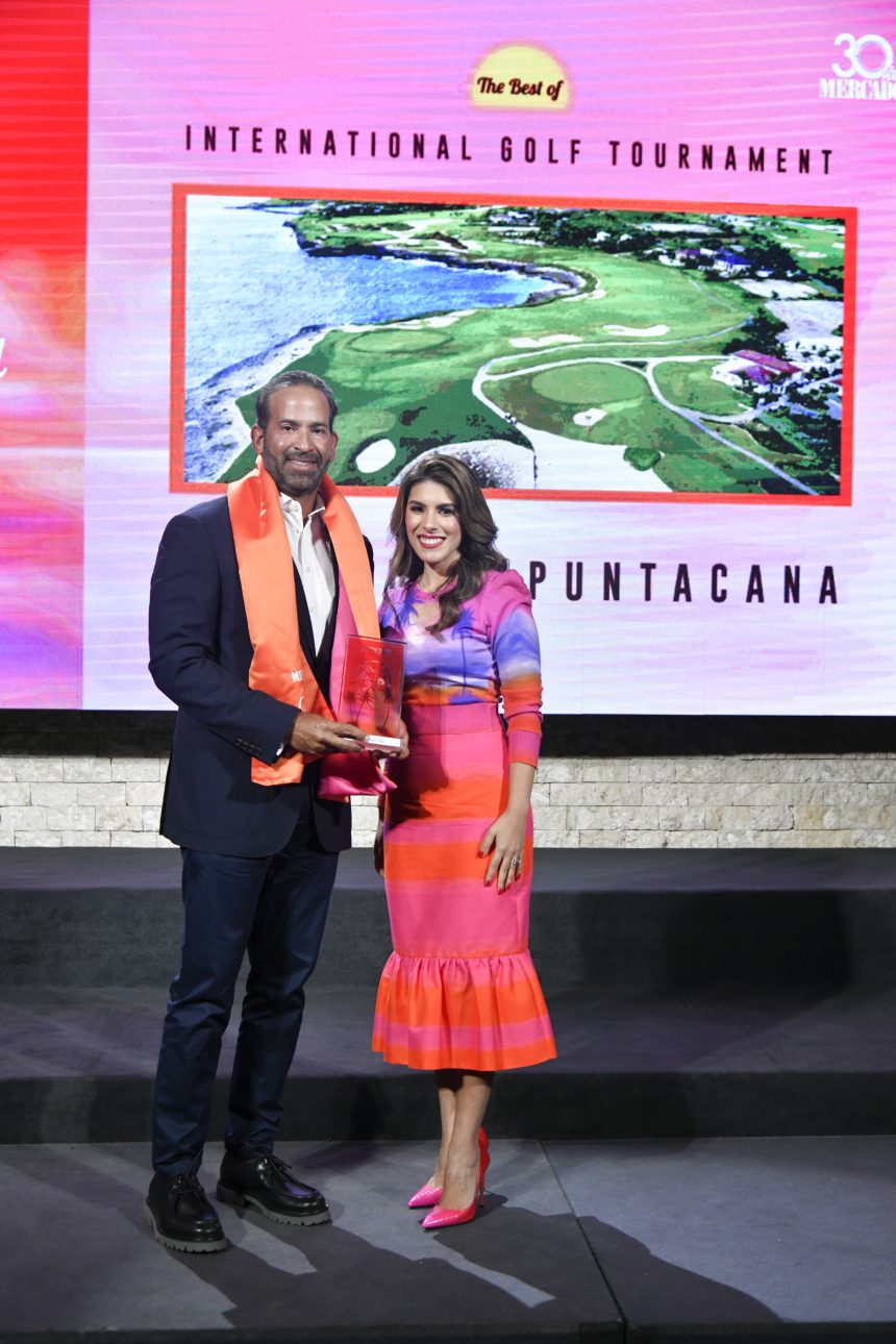 Hiram Silfa director de Campos de Golf en Puntacana Resort Club recibiendo el galardon