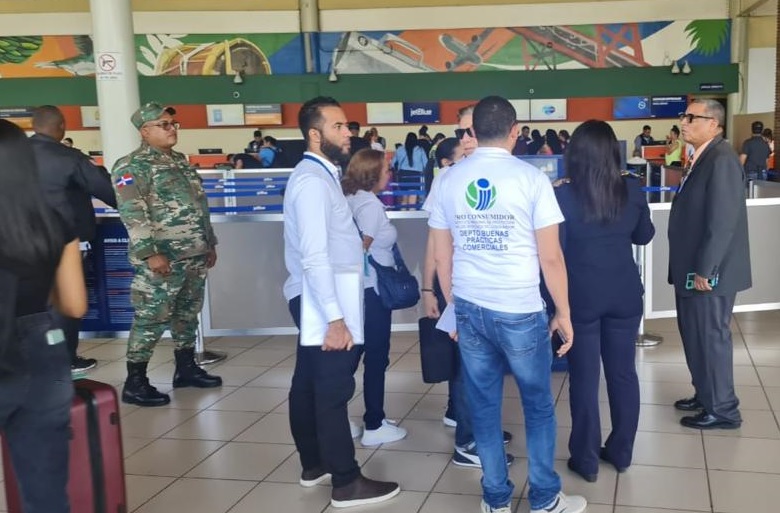 Personal de Pro Consumidor al inicio de un operativo en el aeropuerto Las Americas