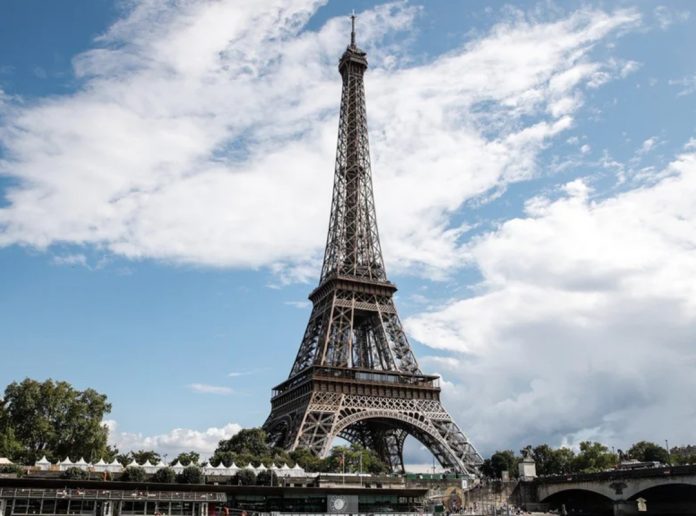 Torre Eiffel bomba 696x516 1