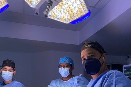 Foto 1 Ronald Cadillo David Soriano y Cristian Gonzalez mientran realizan la cirugia