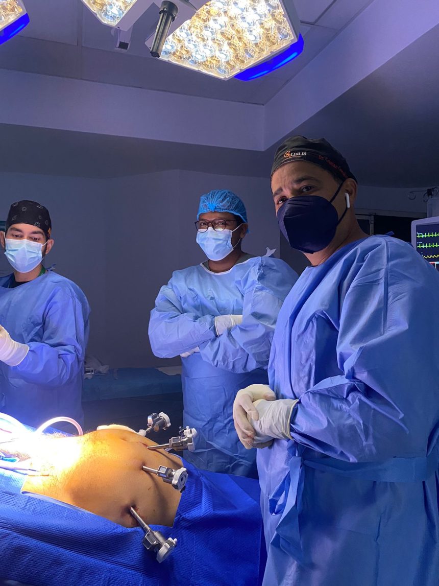 Foto 1 Ronald Cadillo David Soriano y Cristian Gonzalez mientran realizan la cirugia