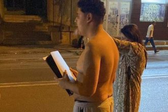 Un hombre se viralizo por llevar su PlayStation 5 durante el terremoto de Marruecos