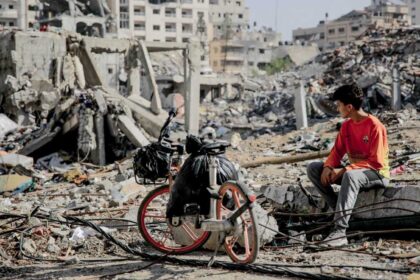 Un joven palestino entre las ruinas de la ciudad de Gaza. AFP