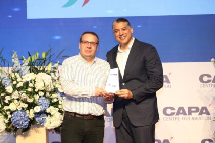 Victor Pacheco Mendez recibe el reconomiento en los premios CAPA